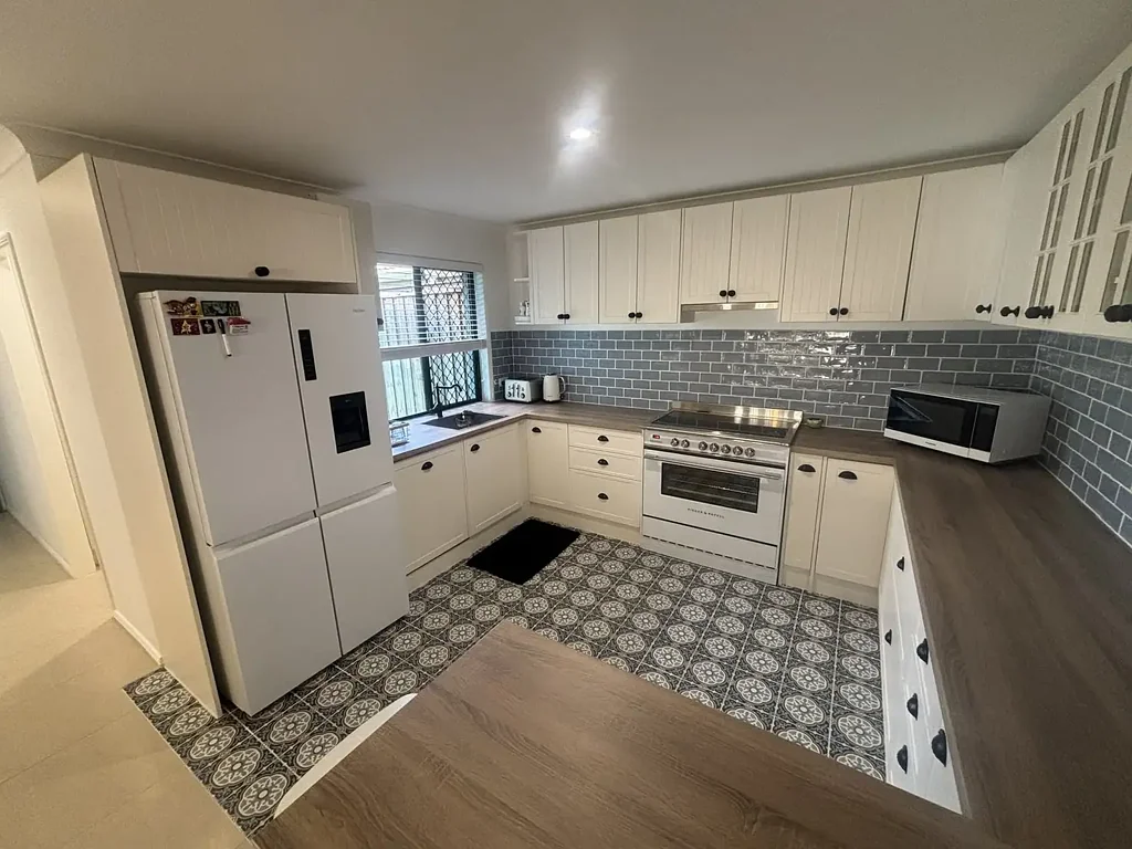 Parkwood 3 Slaapkamer Renovated 3 bedroom duplex with no body corporate fees - photos coming