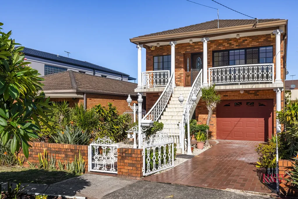 Kingsford 5Zimmer Solid Family Sanctuary Filled with Warmth, Character & Endless Potential