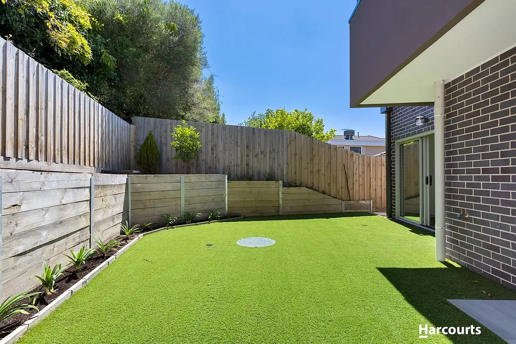 Balwyn North 3Zimmer Ground Level with Expansive Courtyard