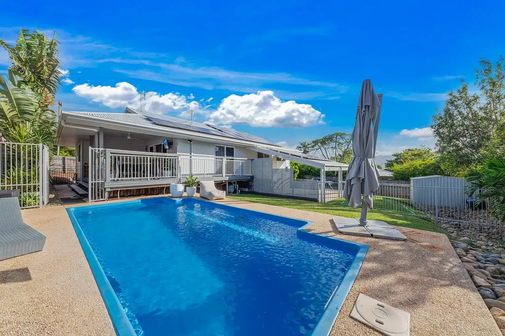 Cannonvale 3Zimmer Sought After location On Country Road - Home With Character & Appeal