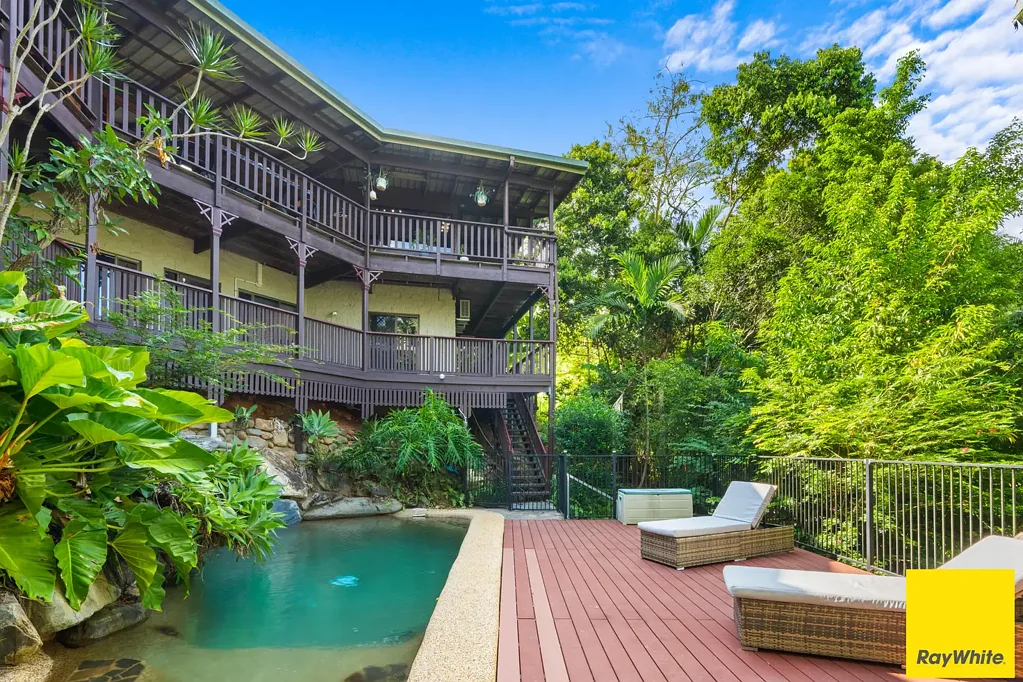 Bayview Heights 4Zimmer Hillside Retreat - Owners Have Purchased Elsewhere - Sensational Opportunity Awaits a New Owner!