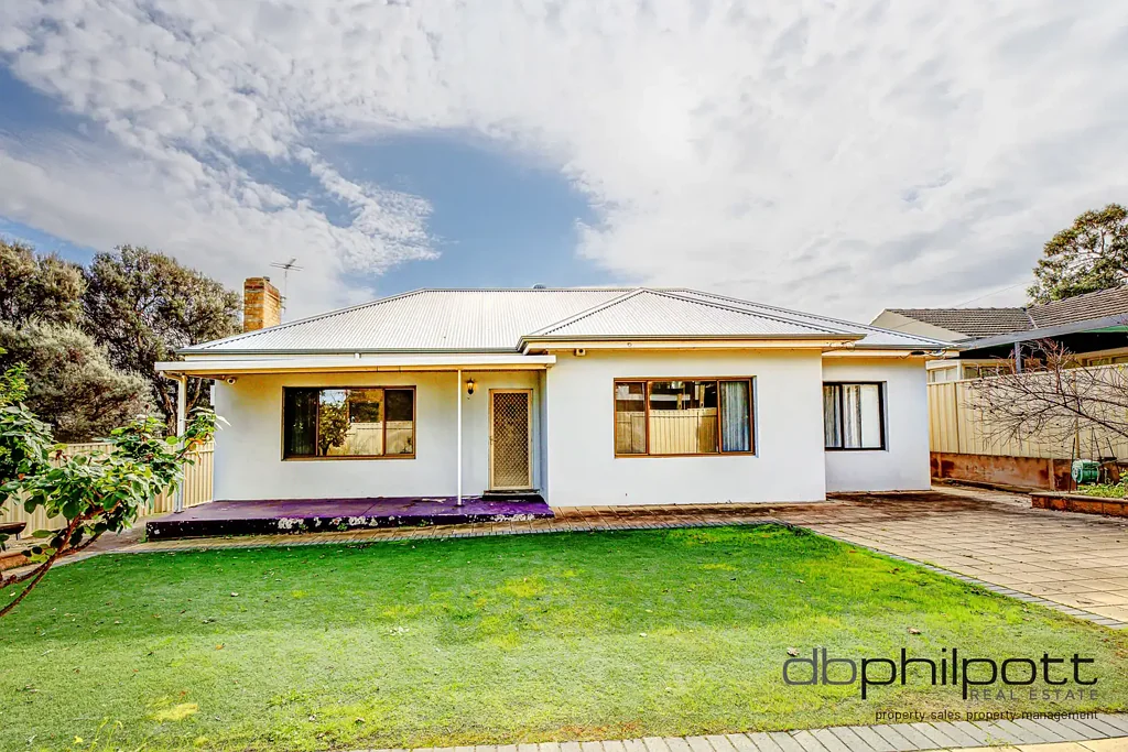 Well-Located Home In Blair Athol!