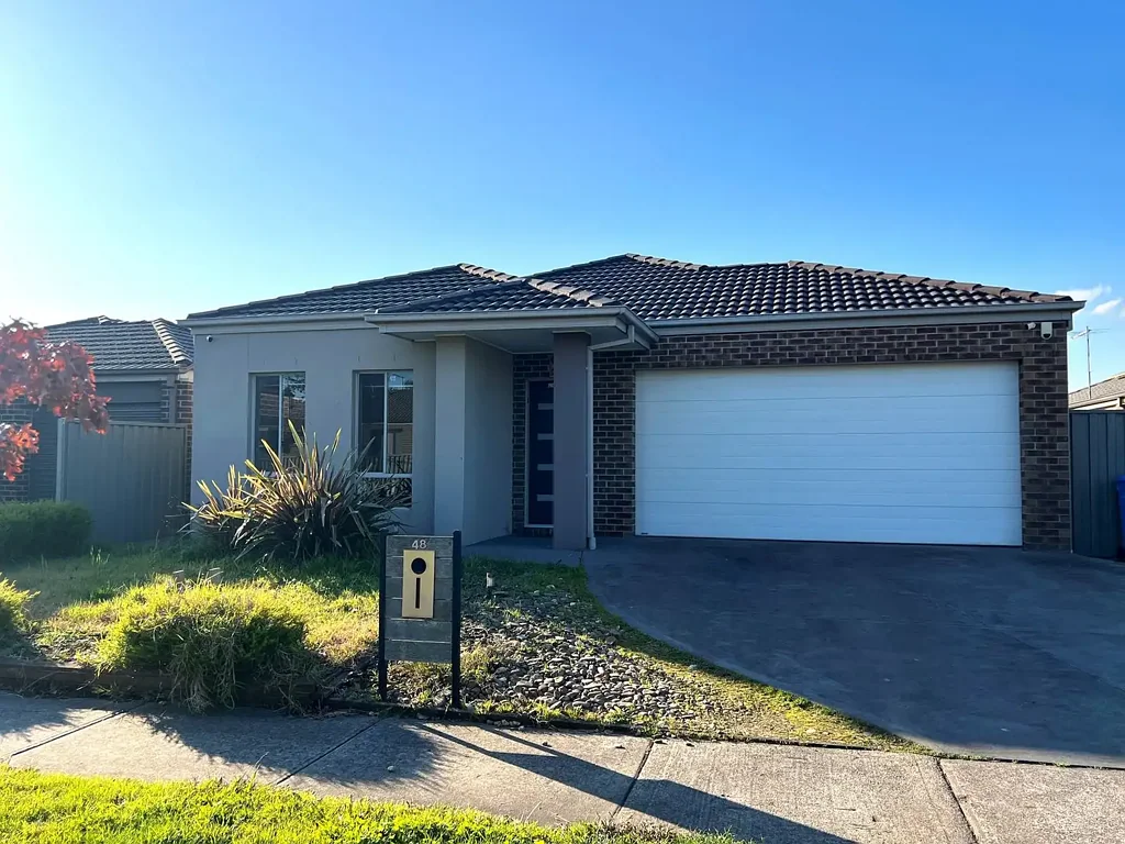 Beautiful 4-Bedroom Family Home in the Sought-After Hunt Club Estate!!