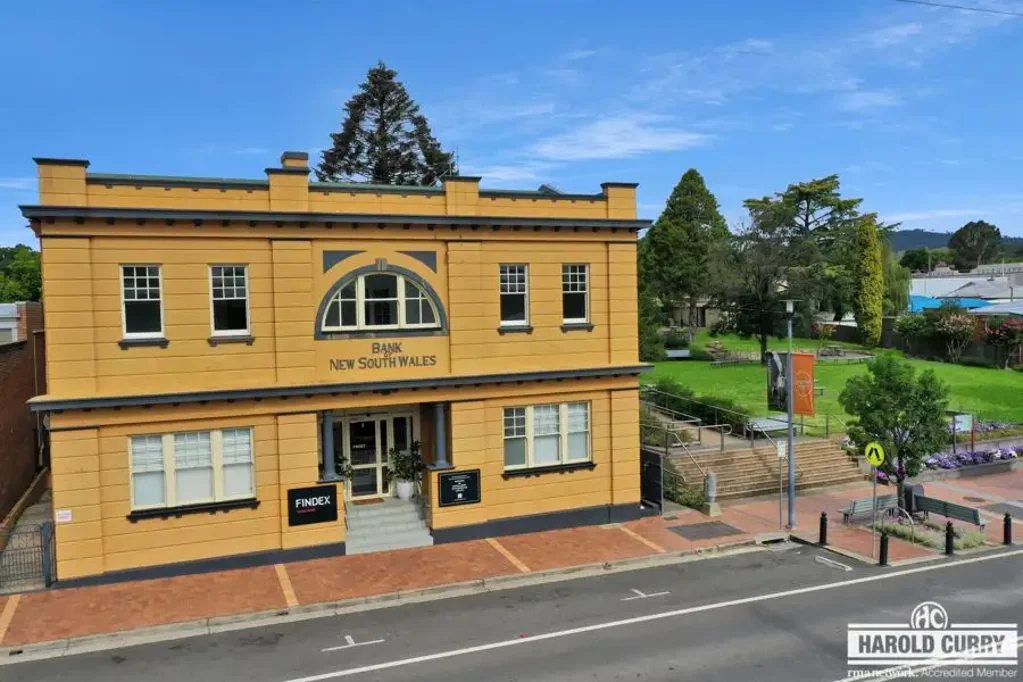 Tenterfield 4બેડરૂમ 'The Old Bank of NSW'.....