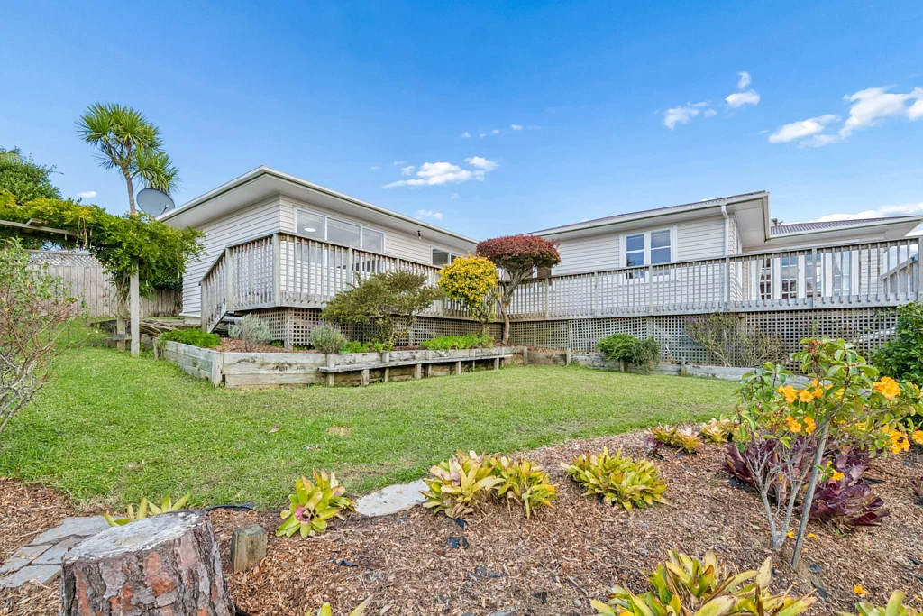 Howick 4Zimmer Do-up Opportunity with Sea views In Macleans
