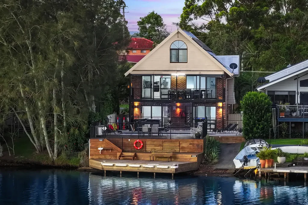 Dora Creek 5chambre Absolute waterfront home with swimming pool