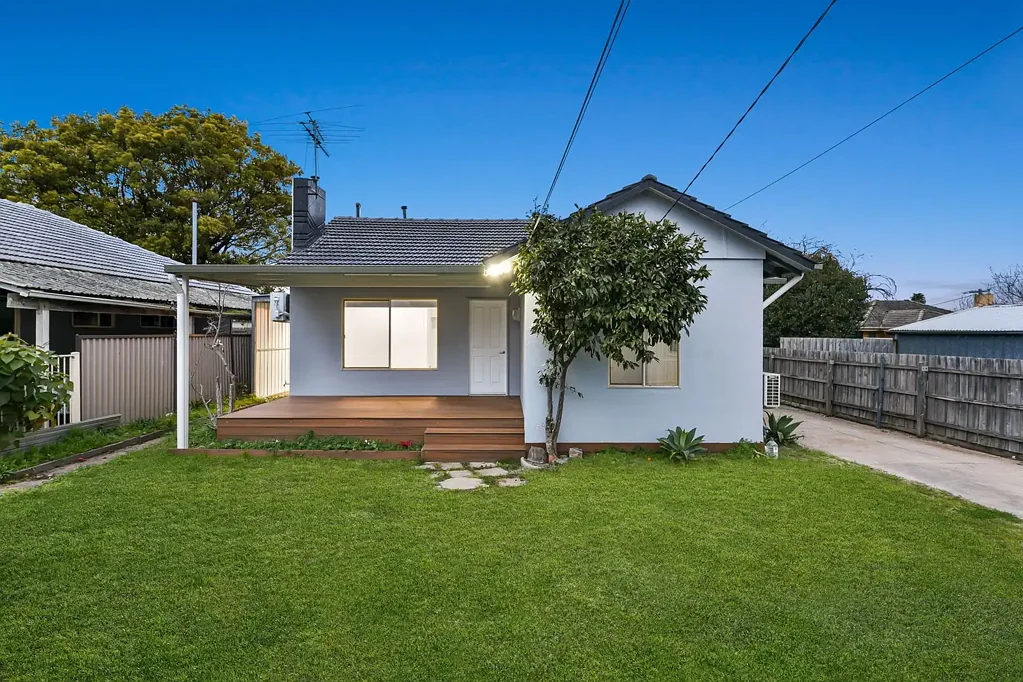 Dandenong North 3침실 The Brief: Secure Living with Room to Park!