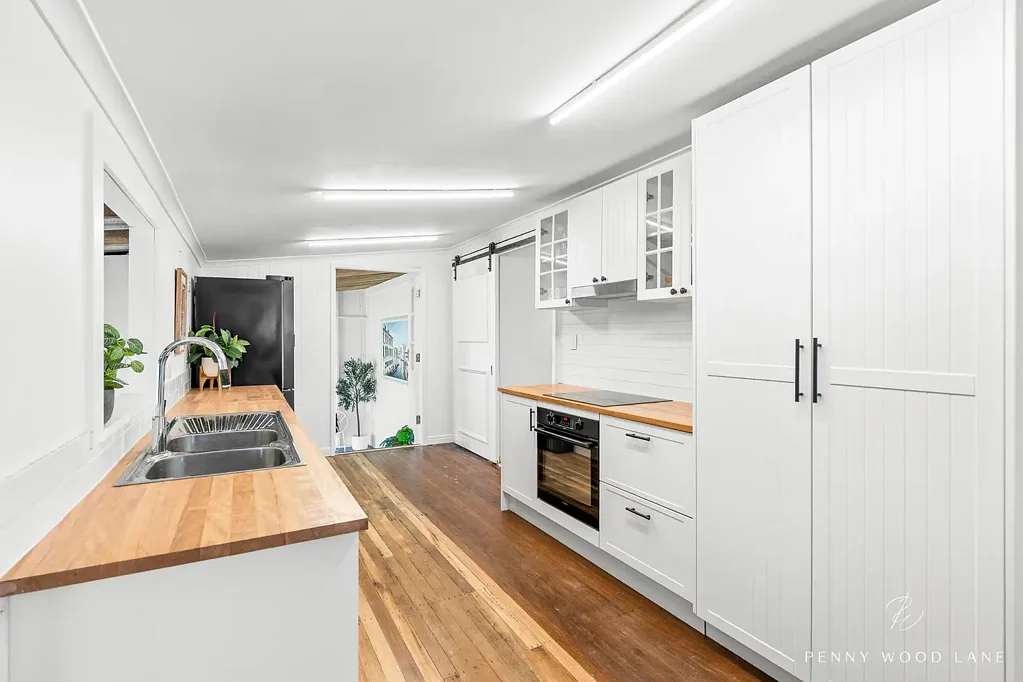 North Mackay 2Kwarto Refurbished Home | Quarter Acre Block | Room for More