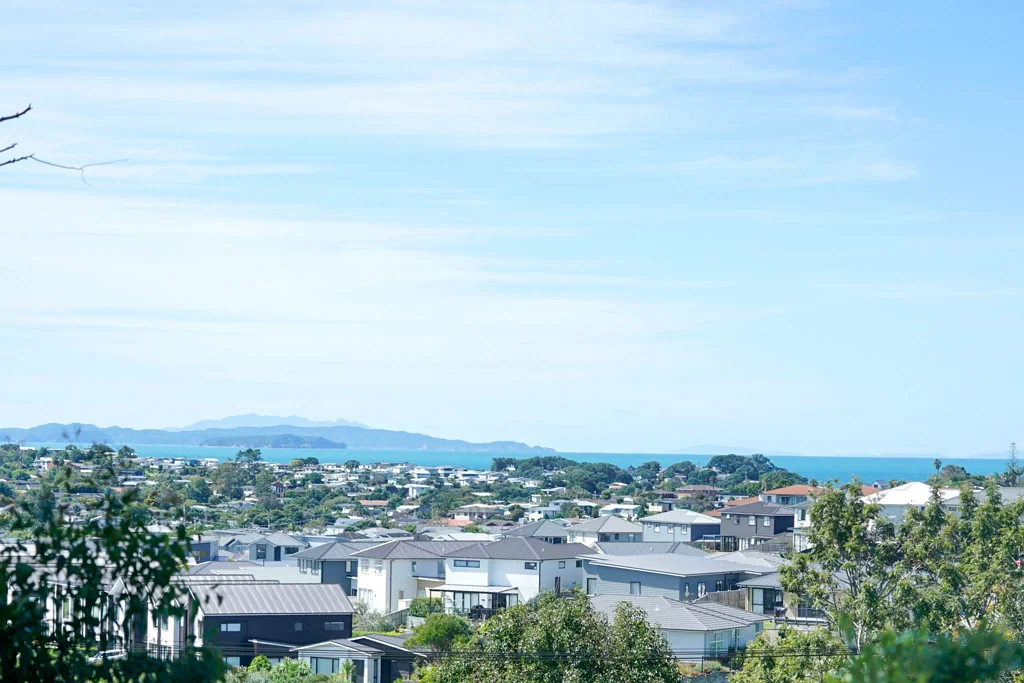 Red Beach 3房 北向海滨住宅！1,001㎡大地，可俯瞰海景，兼具灵活性与功能性，步行至名校！ North-Facing Coastal Living on a Massive Section