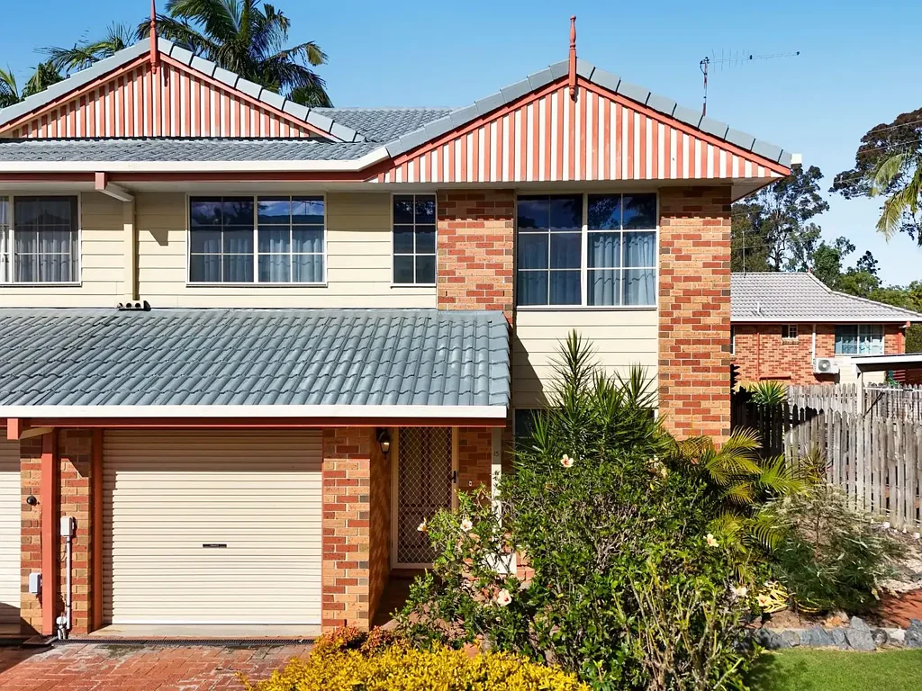 Daisy Hill 3 Bedroom Spacious 3-Bedroom Townhouse in Prime Daisy Hill Location