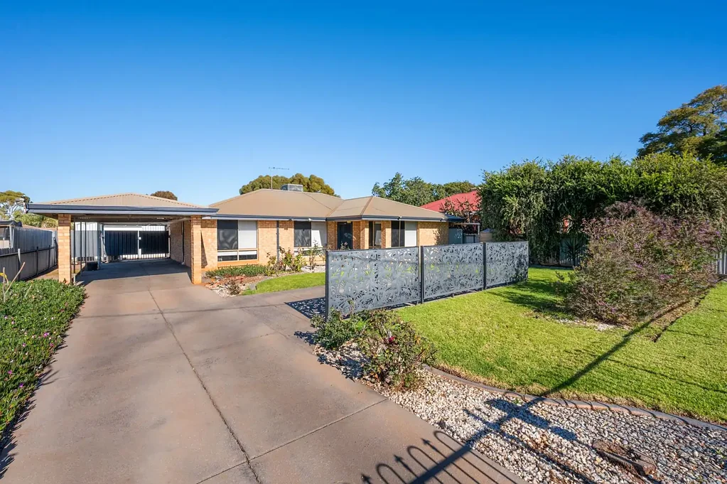 West Lamington 3房  Spacious 3-Bedroom Home with Powered Shed