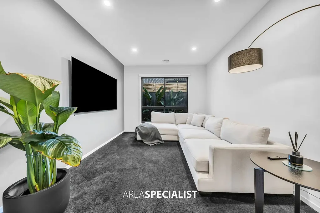 Clyde North 4房  Spacious Family Living with Multiple Living Zones in a Prime Clyde North Location