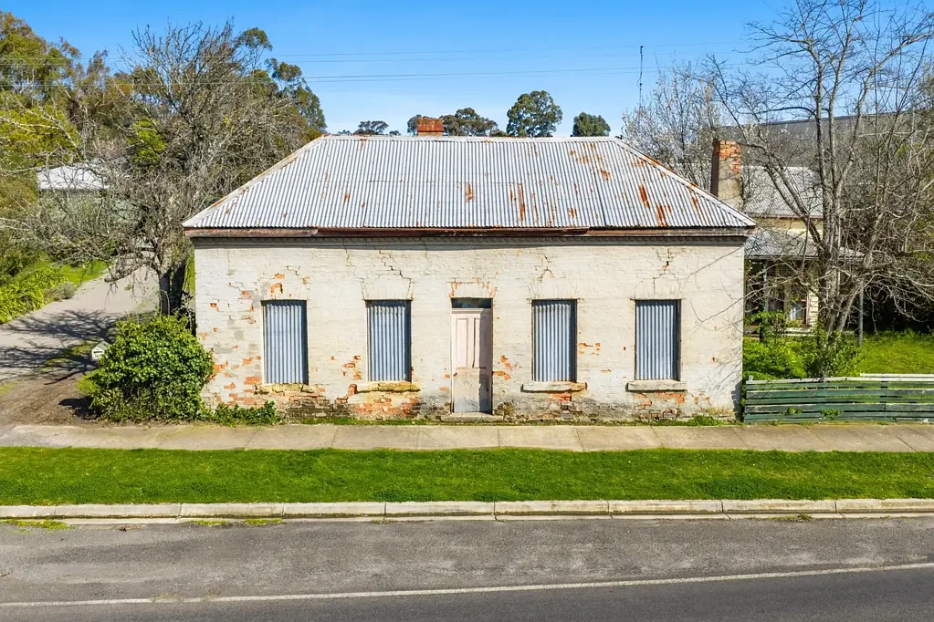 Hepburn 4Habitaciones Iconic ‘Vanzetta’s Pioneer Bakery’ Circa 1892 — For Sale for the First Time