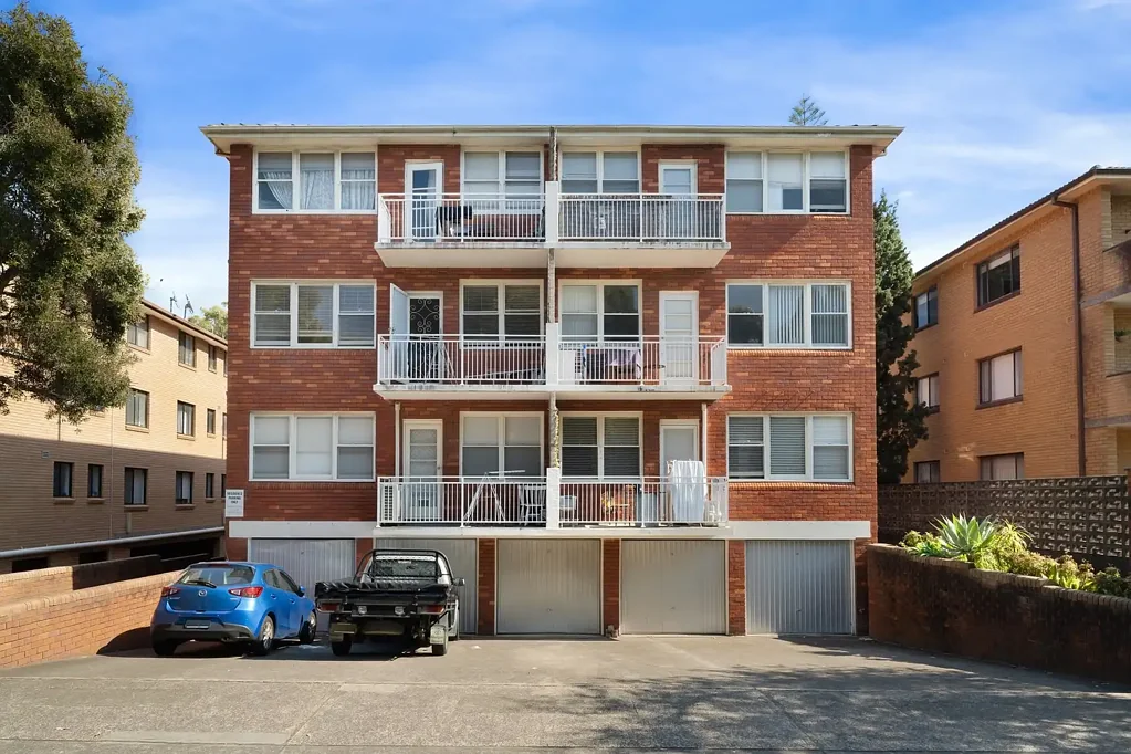 Brighton-Le-Sands 2침실 Excellent Apartment Potential in Prime Bayside Position