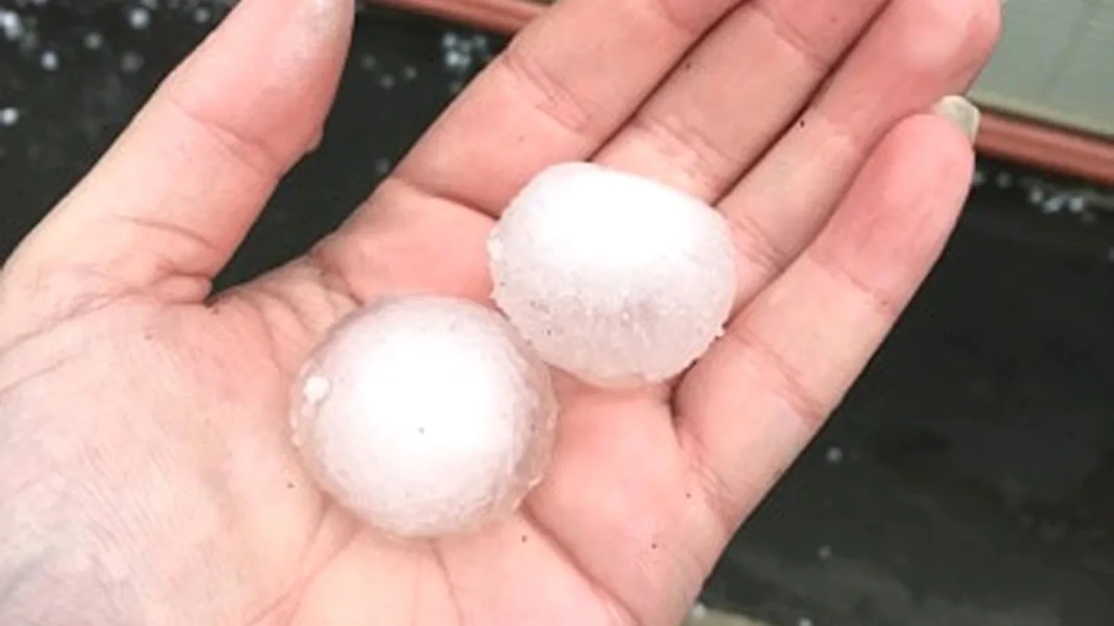 南岛遭遇强劲雷暴，冰雹大得像个高尔夫球