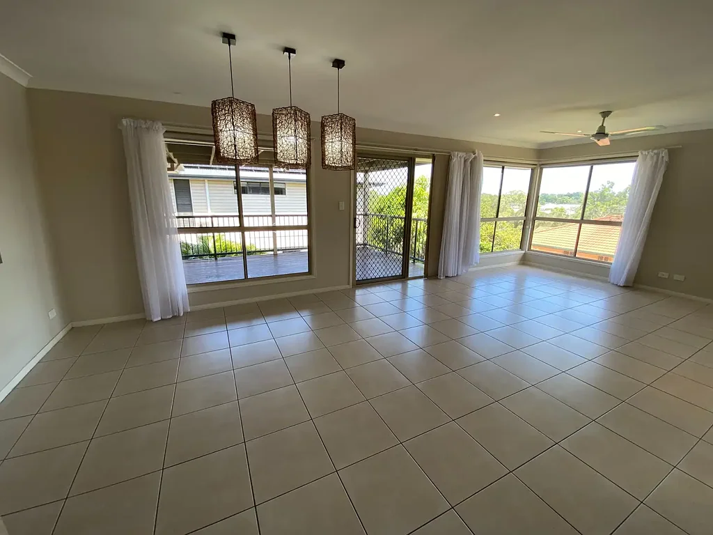 FOR RENT - EXECUTIVE FAMILY HOME IN UNDERWOOD