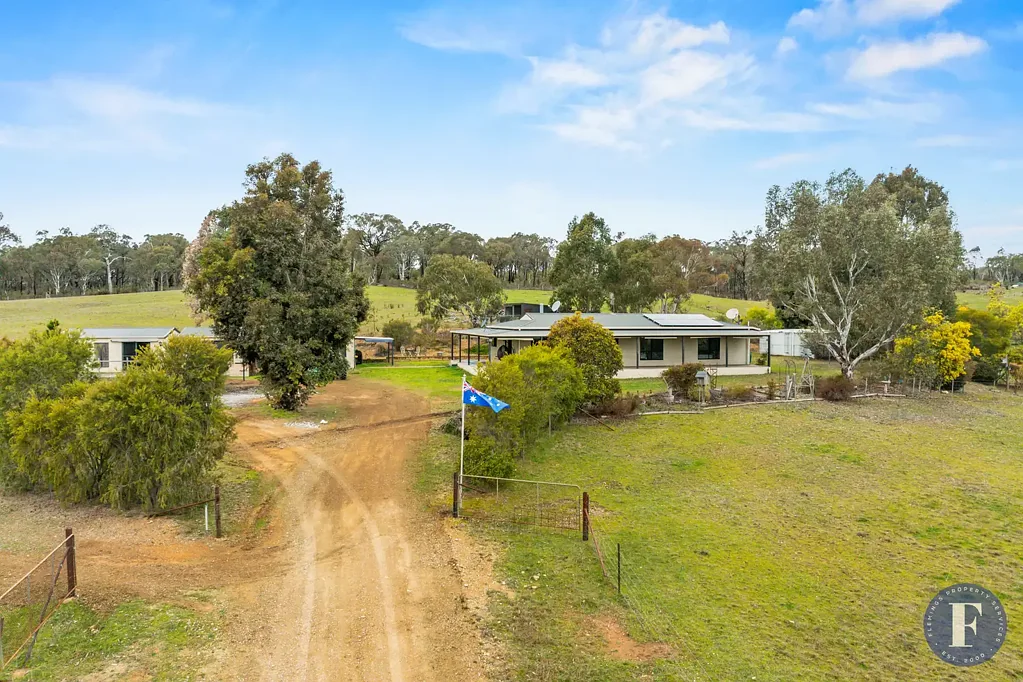 Frogmore 3બેડરૂમ Acreage with Comfortable Home, Sheds, Bore & Scenic Views