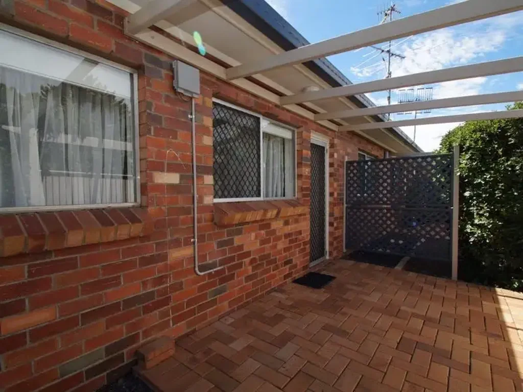 ONE BEDROOM UNIT WITH SEPARATE LOUNGE