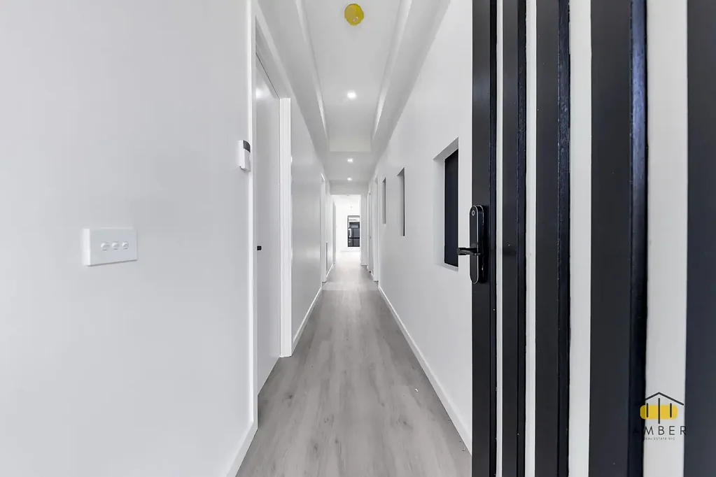 Near-New Modern Home_Perfect Location