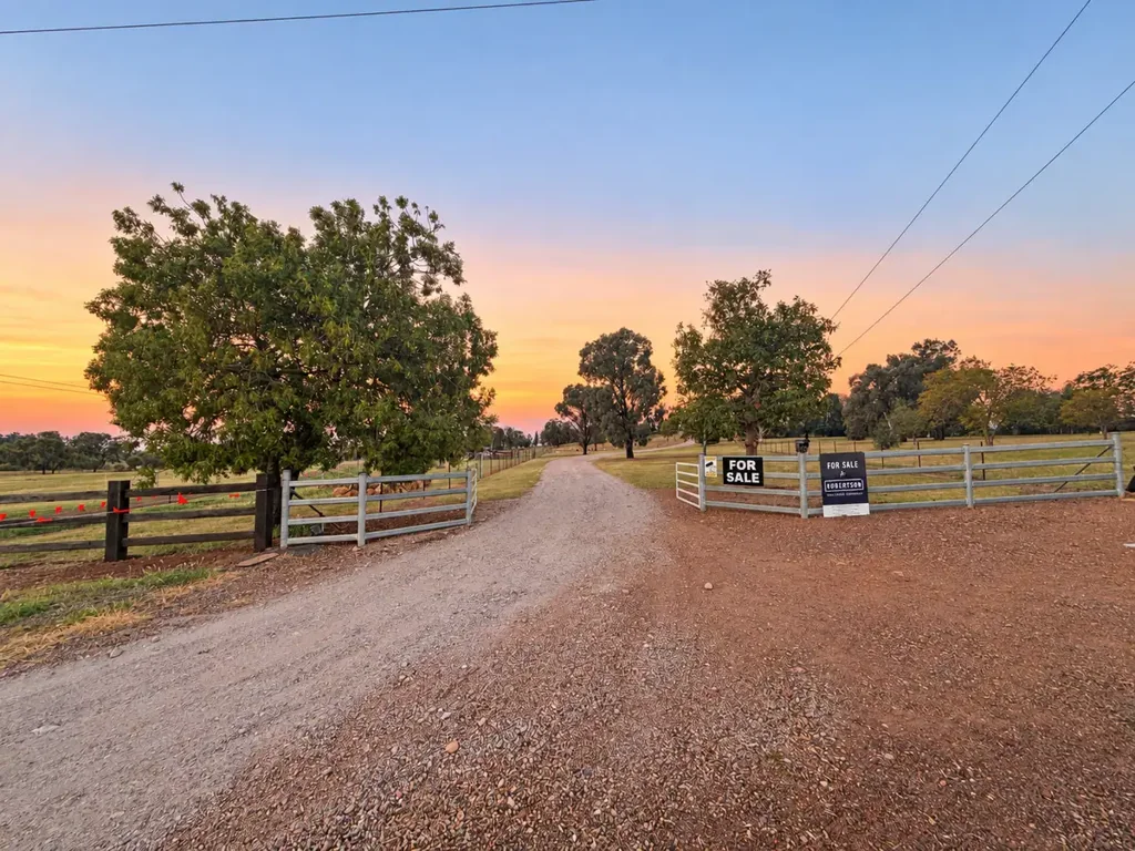 Gunnedah 4બેડરૂમ PRIVATE ACREAGE LIVING WITHIN TOWN LIMITS