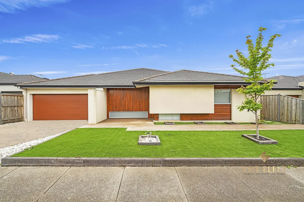 4 Bedroom house with 5kW Solar, 3 Living Areas & Theatre Room