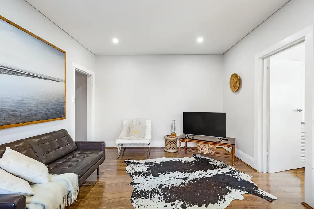 Sunny Top-Floor 2-Bedroom Art Deco Apartment Just Steps To Bondi Junction with Lock up Garage!