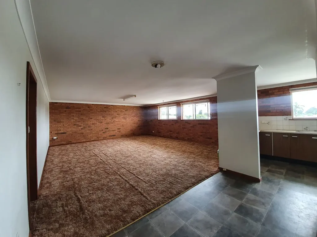 Spacious Two Bedroom Flat - Water Included