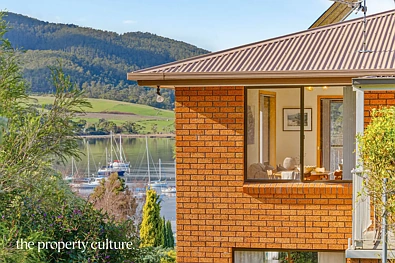 Lymington 3房  Water Views and Acreage in Sun-Soaked Position