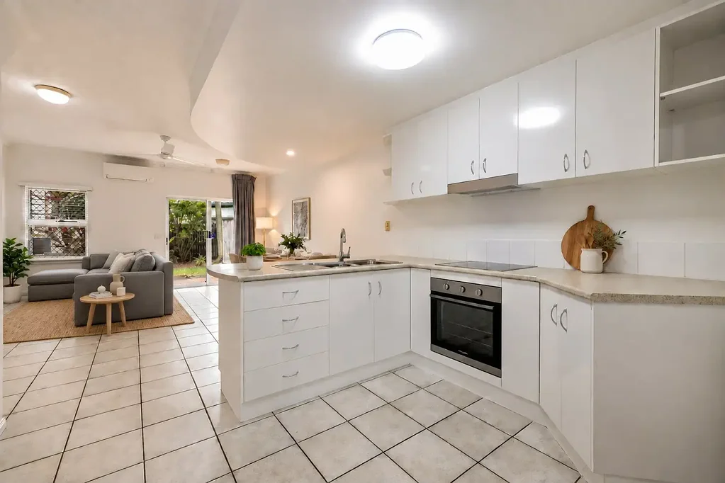 Manoora 2બેડરૂમ Fresh & Move in Ready | 2 Bed, 2 Bath Townhouse with Attached Car Accommodation