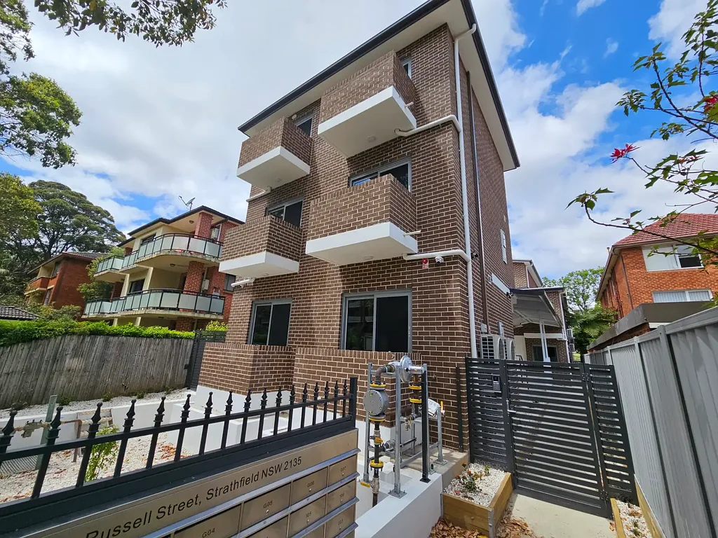 STUDIO LIVING IN THE HEART OF STRATHFIELD!