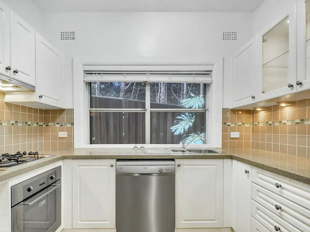 STUNNING LOCATION SET IN QUIET CUL-DE-SAC STREET!!!