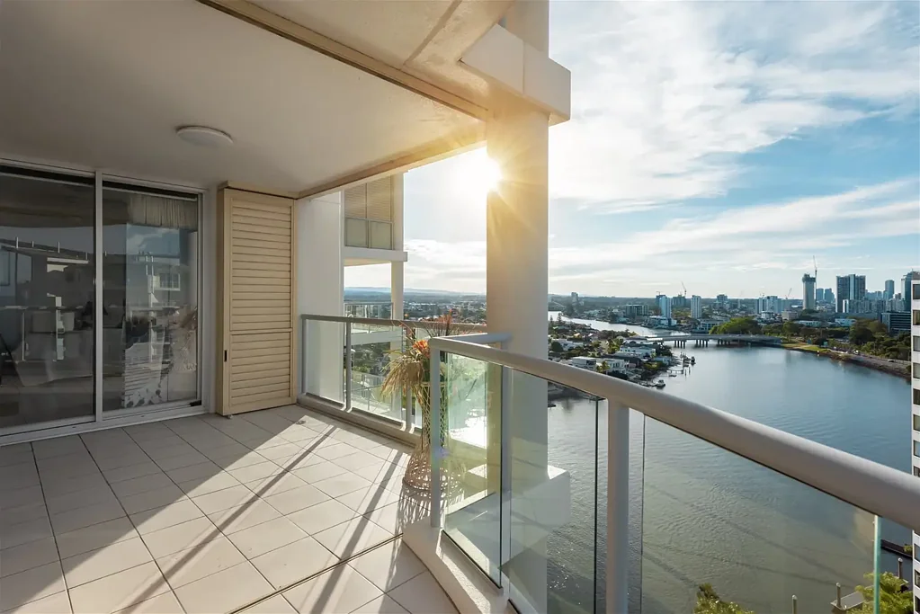 Surfers Paradise 3غرفة نوم Coveted Main River Address with Captivating Ocean & River Views