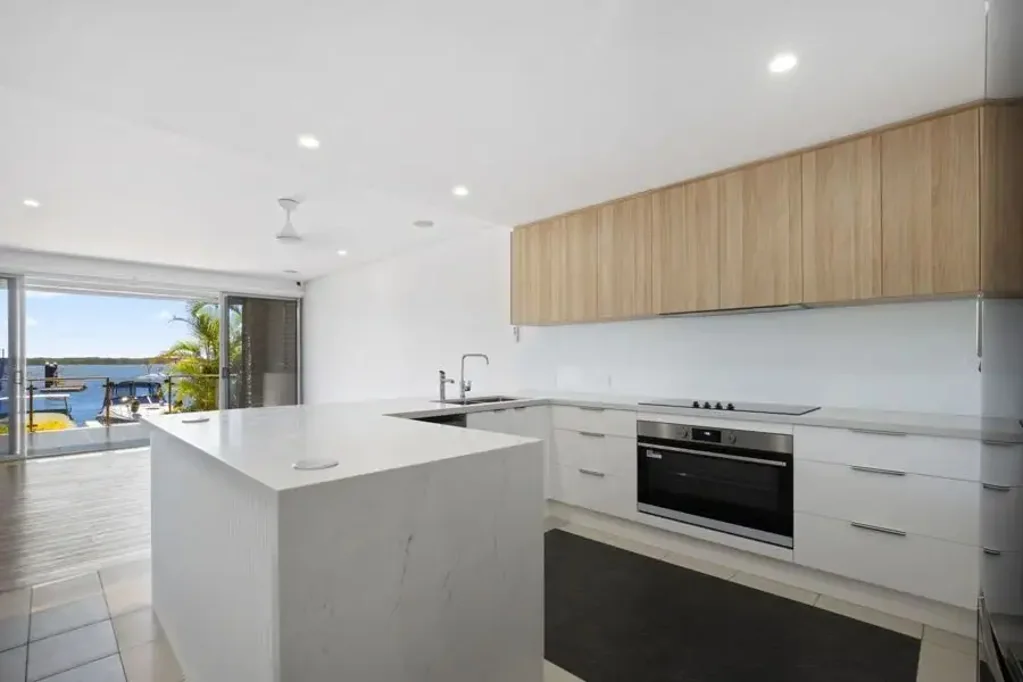 North-East Waterfront Unit with Pontoon - Bridge-Free Access to the Broadwater