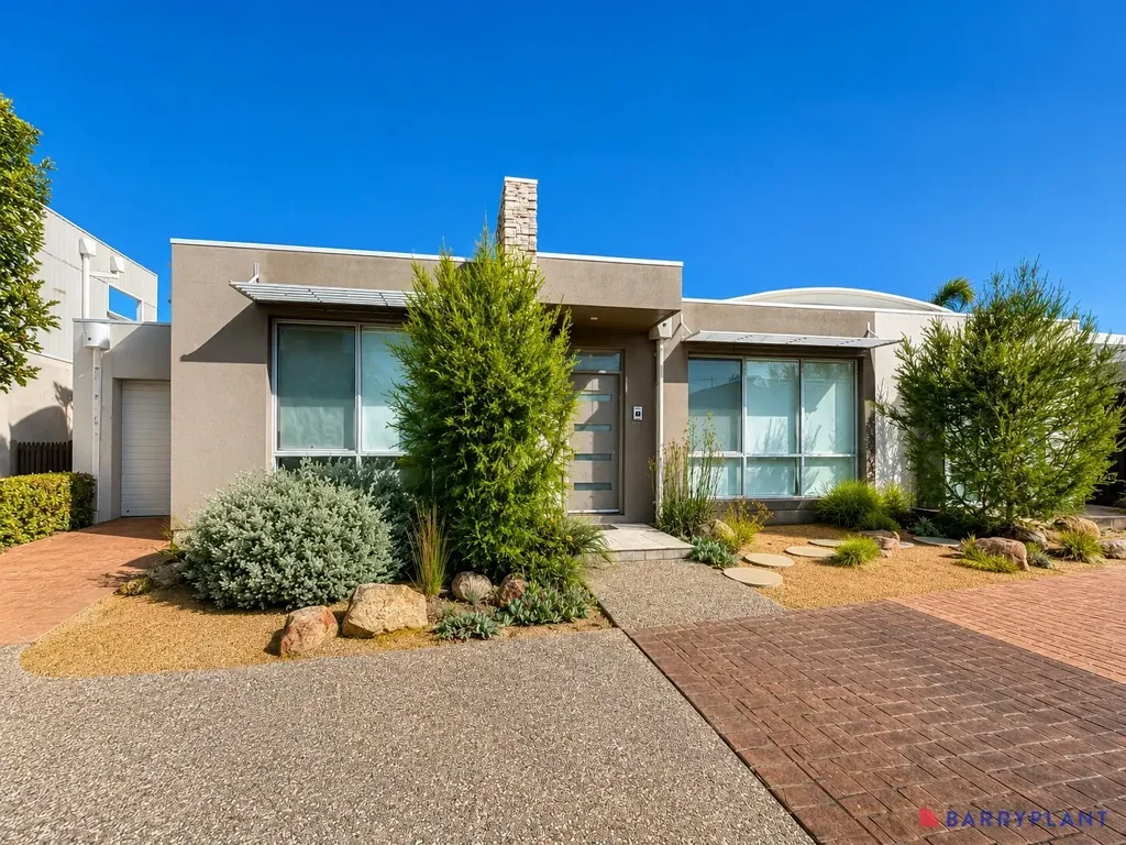 Coastal Comfort on The Crescent!