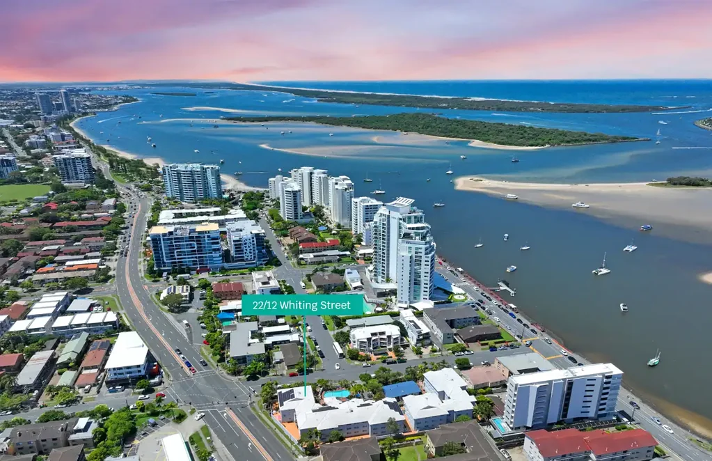 Labrador 2બેડરૂમ 80 Metres to the Broadwater - Light-Filled Top-Floor Apartment in "Champelli Palms"