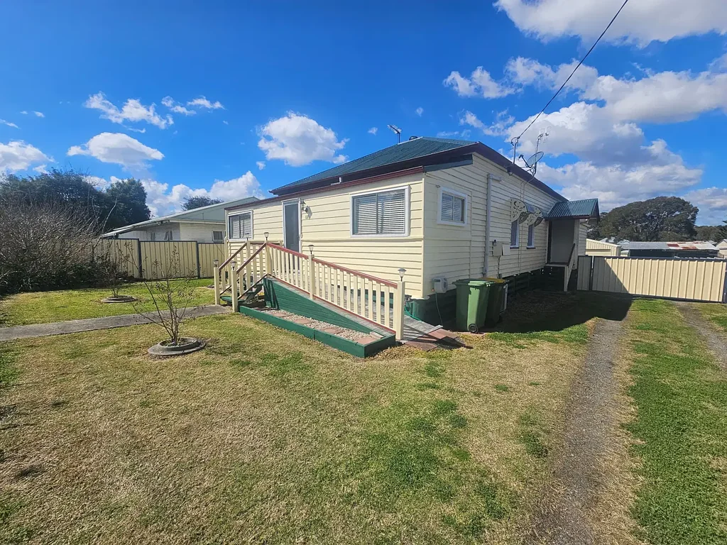 33 Curnow Street, Crows Nest, QLD 4355