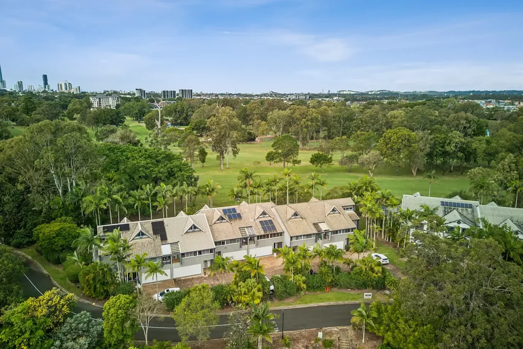 Clear Island Waters 3chambre Front Row to the Fairway - A Position You'll Appreciate for Years to Come