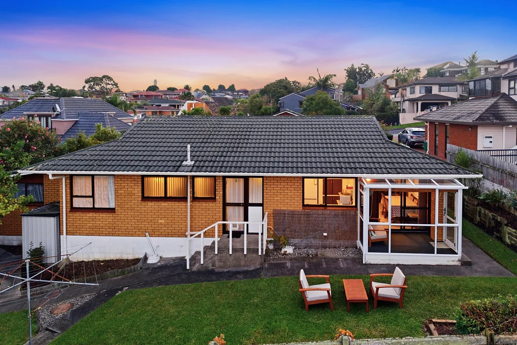 Glendene 3房  Short Notice Auction - Brick & Tile by the Reserve