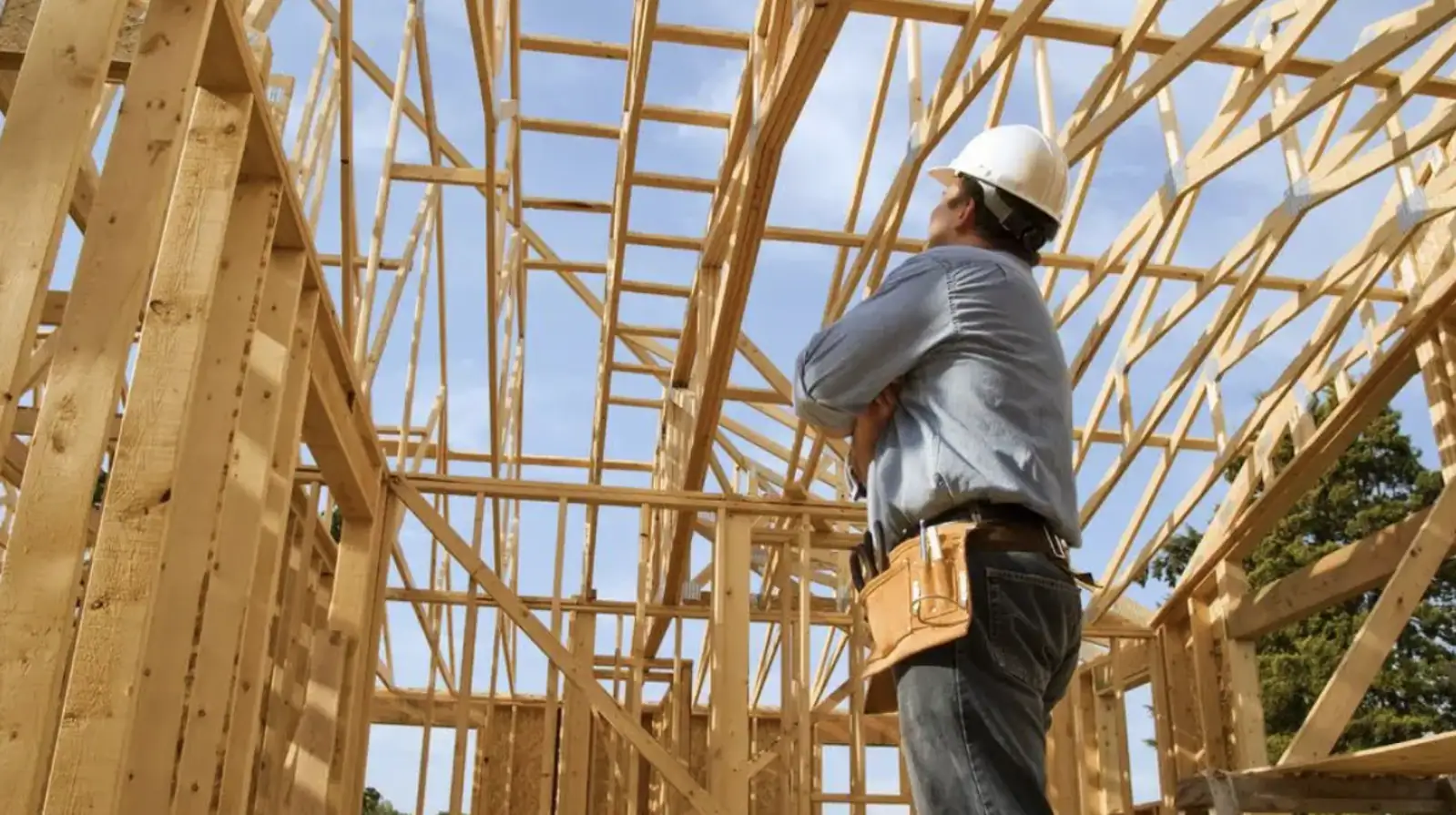 住房市场告急！澳洲大型开发商呼吁：建筑工人移民比例应增至10%