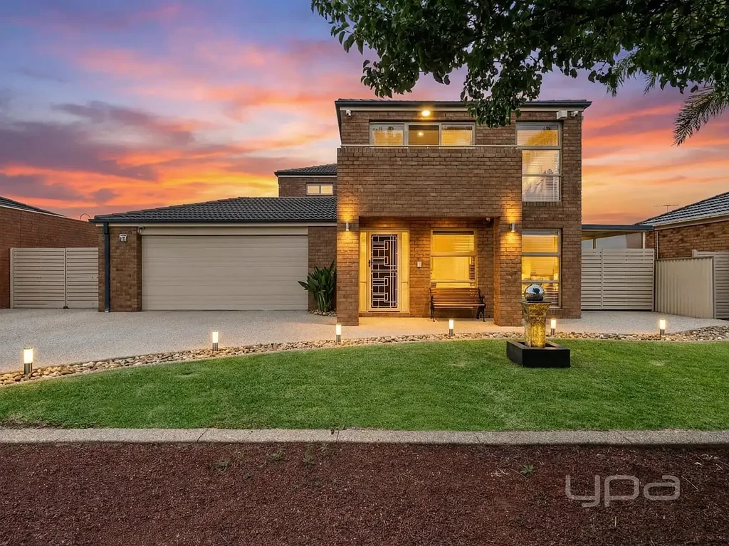 Melton West 4Kwarto MASSIVE FAMILY HOME OOZING WITH UPGRADES AND A MASSIVE SHED WITH DUAL SIDE ACCESS!!