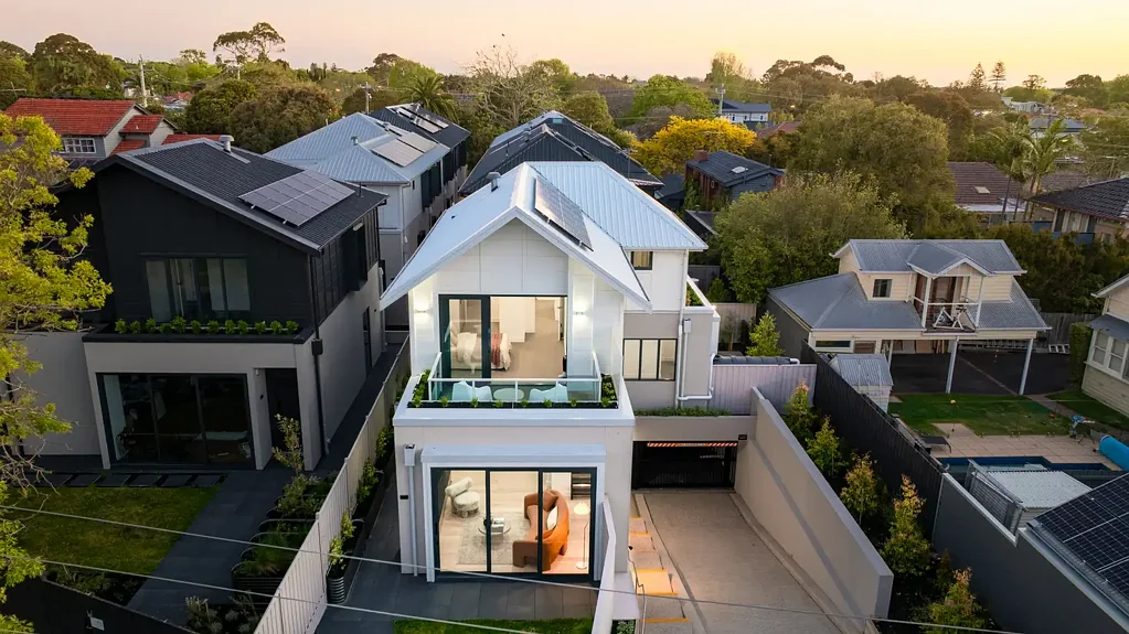 Sandringham 4房 获奖设计团队打造 朝北独立花园 Smeg厨电 四卧三浴 电梯连接 卓越便利设施 步行可达海滩学校 Architecture, Light and a Life by the Bay