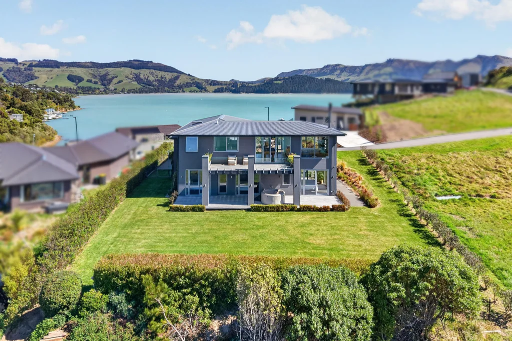 Charteris Bay 4Kwarto Premium waterfront living with direct beach access