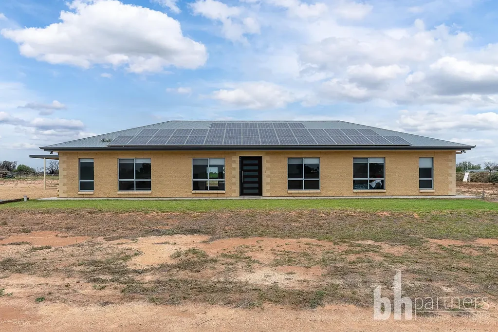 Barmera 5房  Spacious Modern Family Home on 5.124 Hectares - Room to Live, Grow & Create