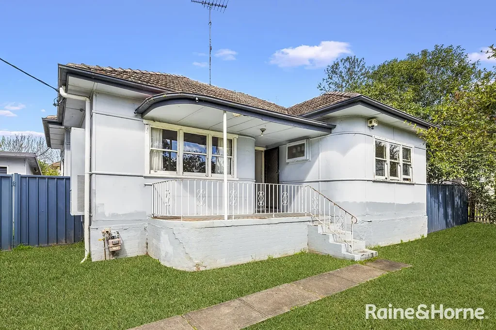 Campbelltown 3房 转角地块507㎡ R3 zoning 俯瞰Showgrounds 步行CBD火车站 学校环绕 潜力无限 Developers Delight in Premium Campbelltown Location