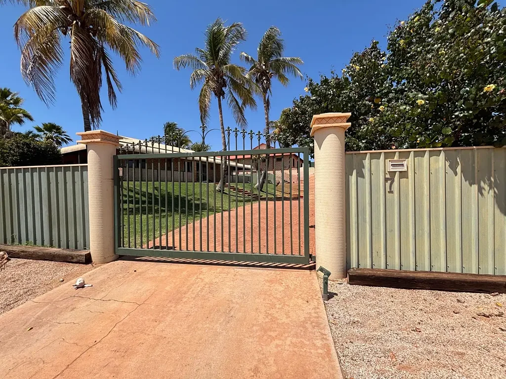 Port Hedland 3 Slaapkamer PRETTY POOL PALMS !!!