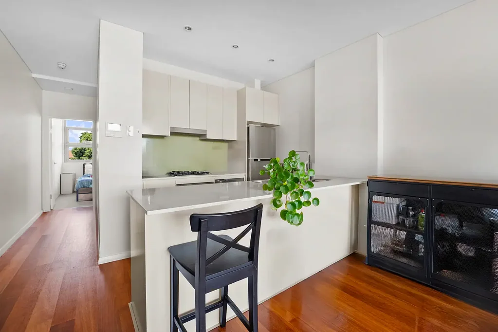 Alexandria 2房 现代装修宽敞空间 宽敞起居 Caesarstone台面 Smeg电器 两卧带套 宠物友好 咖啡馆环绕 Convenient split level apartment of modern design