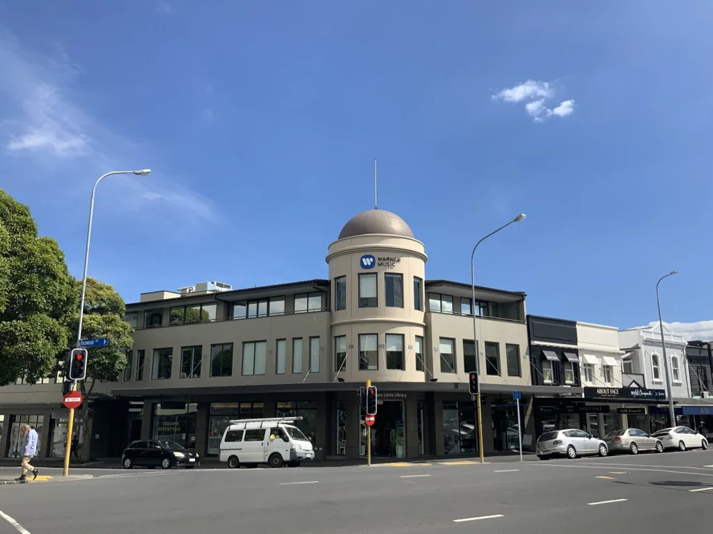 Ponsonby  Top Spot on Jervious Road With Signage