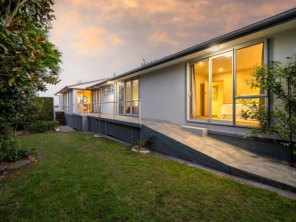 Mount Pleasant 3房  Spacious Family Living Opposite the School