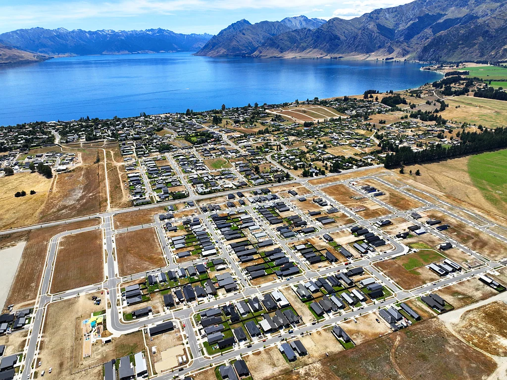 Lake Hawea Alpine Living in Longview