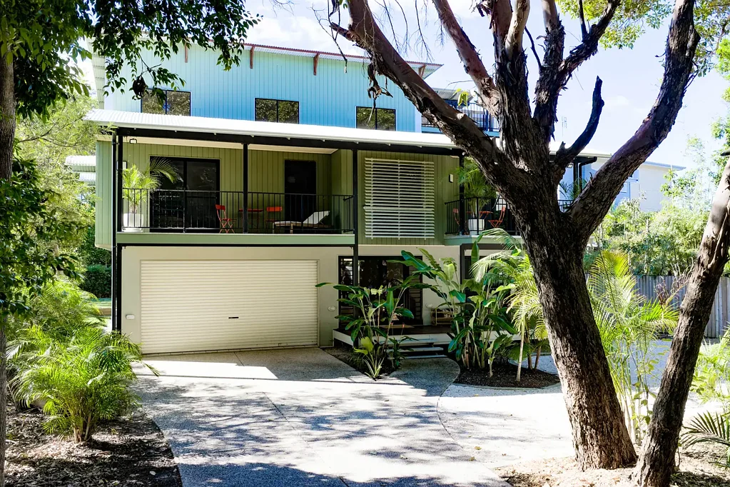 Rainbow Beach 4房  Set across 3 levels with ocean views and beach access from your back gate